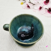 Filiżanka kary koń ceramiczna ze spodkiem i koniem - karym w środku ręcznie toczona i malowana w kolorze turkusowego jeziorka ze spodkiem prezent dla koniarza w kolorze turkusowego jeziorka kubek koń z koniem karym