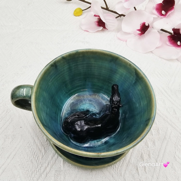 Filiżanka kary koń ceramiczna ze spodkiem i koniem - karym w środku ręcznie toczona i malowana w kolorze turkusowego jeziorka ze spodkiem prezent dla koniarza w kolorze turkusowego jeziorka kubek koń z koniem karym