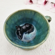Filiżanka kary koń ceramiczna ze spodkiem i koniem - karym w środku ręcznie toczona i malowana w kolorze turkusowego jeziorka ze spodkiem prezent dla koniarza w kolorze turkusowego jeziorka kubek koń z koniem karym