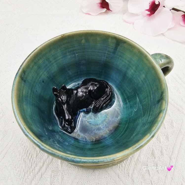 Filiżanka kary koń ceramiczna ze spodkiem i koniem - karym w środku ręcznie toczona i malowana w kolorze turkusowego jeziorka ze spodkiem prezent dla koniarza w kolorze turkusowego jeziorka kubek koń z koniem karym