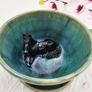 Filiżanka kary koń ceramiczna ze spodkiem i koniem - karym w środku ręcznie toczona i malowana w kolorze turkusowego jeziorka ze spodkiem prezent dla koniarza w kolorze turkusowego jeziorka kubek koń z koniem karym