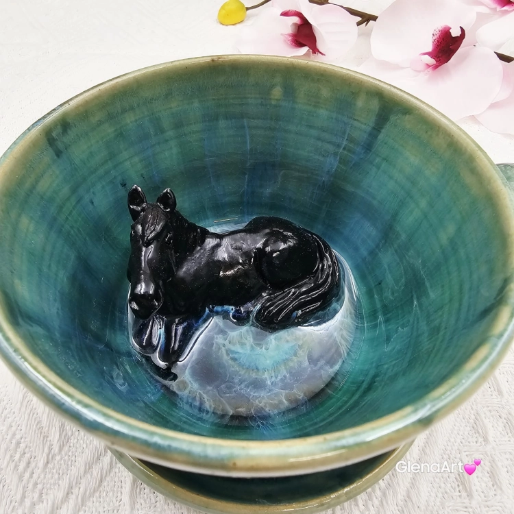 Filiżanka kary koń ceramiczna ze spodkiem i koniem - karym w środku ręcznie toczona i malowana w kolorze turkusowego jeziorka ze spodkiem prezent dla koniarza w kolorze turkusowego jeziorka kubek koń z koniem karym