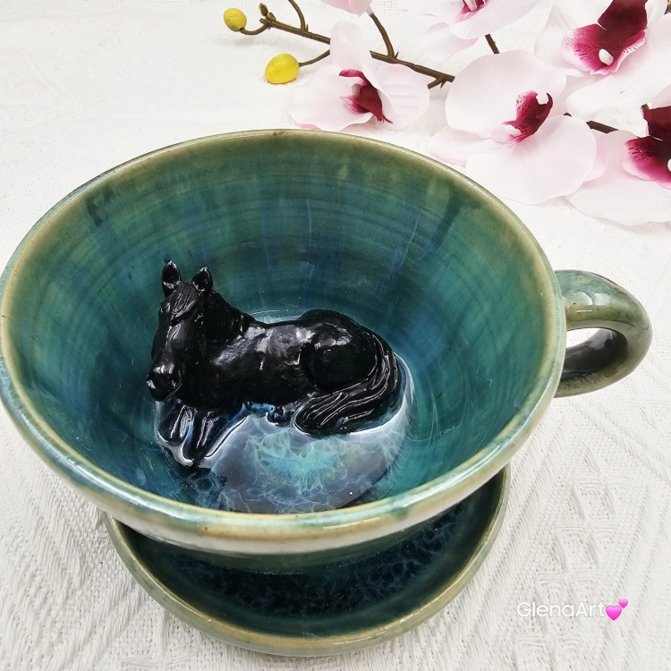 Filiżanka kary koń ceramiczna ze spodkiem i koniem - karym w środku ręcznie toczona i malowana w kolorze turkusowego jeziorka ze spodkiem prezent dla koniarza w kolorze turkusowego jeziorka kubek koń z koniem karym
