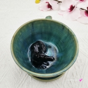 Filiżanka kary koń ceramiczna ze spodkiem i koniem - karym w środku ręcznie toczona i malowana w kolorze turkusowego jeziorka ze spodkiem prezent dla koniarza w kolorze turkusowego jeziorka kubek koń z koniem karym