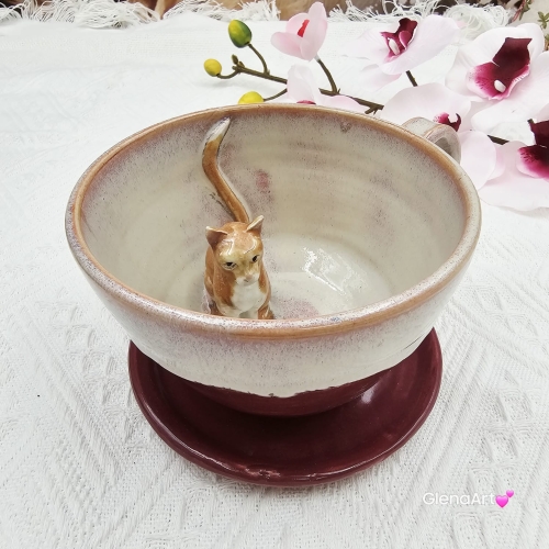 Filiżanka kot ceramiczna z karmelowym kotem w środku i ze spodkiem w kolorach bordo i beżowych fioletowych przenikające się prezent dla kociarza elegancka filiżanka kot ze zwierzakiem w środku kubek kot karmelowy