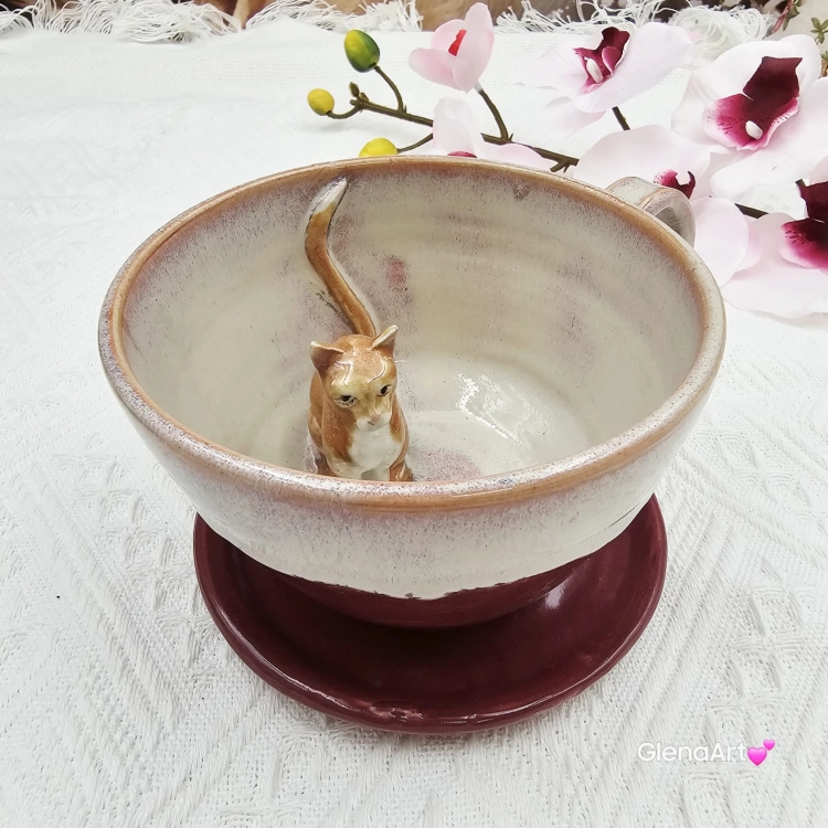 Filiżanka kot ceramiczna z karmelowym kotem w środku i ze spodkiem w kolorach bordo i beżowych fioletowych przenikające się prezent dla kociarza elegancka filiżanka kot ze zwierzakiem w środku kubek kot karmelowy