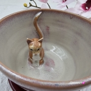 Filiżanka kot ceramiczna z karmelowym kotem w środku i ze spodkiem w kolorach bordo i beżowych fioletowych przenikające się prezent dla kociarza elegancka filiżanka kot ze zwierzakiem w środku kubek kot karmelowy
