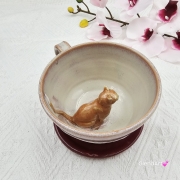 Filiżanka kot ceramiczna z karmelowym kotem w środku i ze spodkiem w kolorach bordo i beżowych fioletowych przenikające się prezent dla kociarza elegancka filiżanka kot ze zwierzakiem w środku kubek kot karmelowy