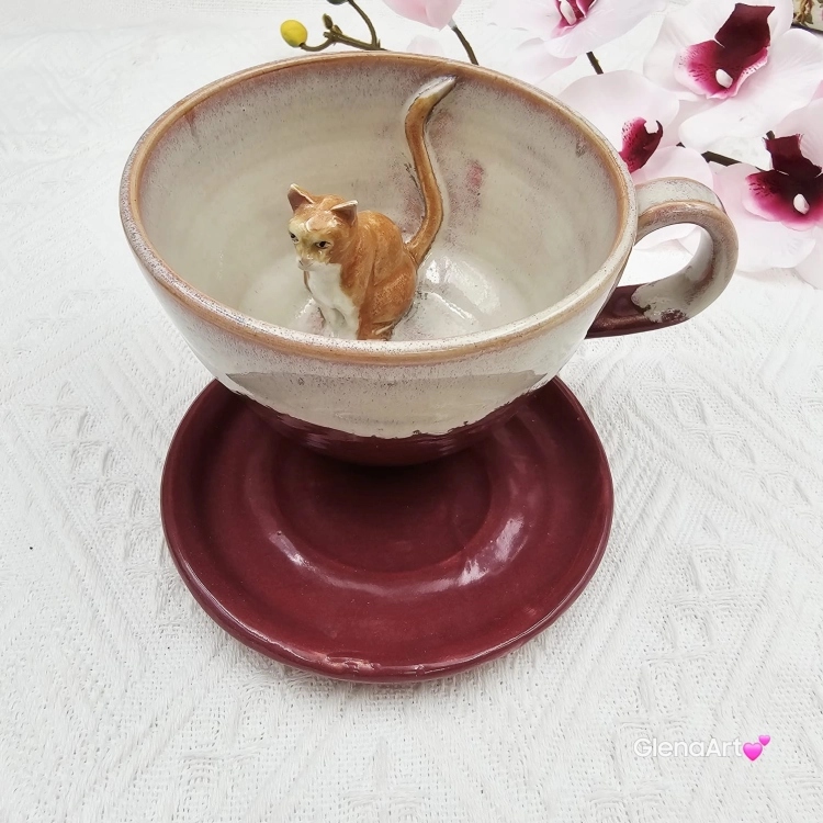 Filiżanka kot ceramiczna z karmelowym kotem w środku i ze spodkiem w kolorach bordo i beżowych fioletowych przenikające się prezent dla kociarza elegancka filiżanka kot ze zwierzakiem w środku kubek kot karmelowy
