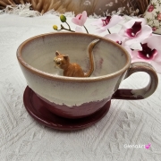 Filiżanka kot ceramiczna z karmelowym kotem w środku i ze spodkiem w kolorach bordo i beżowych fioletowych przenikające się prezent dla kociarza elegancka filiżanka kot ze zwierzakiem w środku kubek kot karmelowy