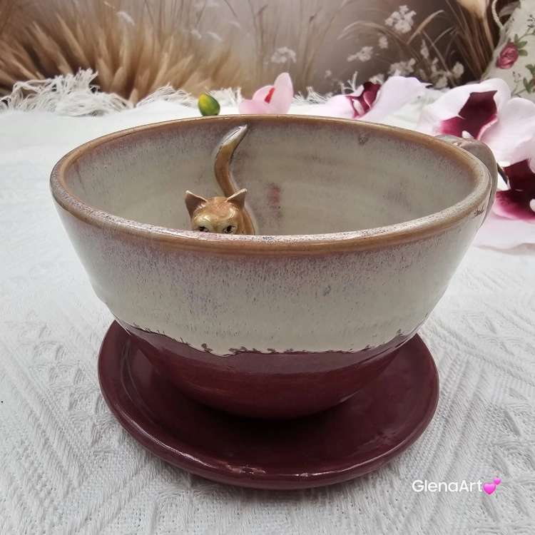 Filiżanka kot ceramiczna z karmelowym kotem w środku i ze spodkiem w kolorach bordo i beżowych fioletowych przenikające się prezent dla kociarza elegancka filiżanka kot ze zwierzakiem w środku kubek kot karmelowy