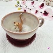 Filiżanka kot ceramiczna z karmelowym kotem w środku i ze spodkiem w kolorach bordo i beżowych fioletowych przenikające się prezent dla kociarza elegancka filiżanka kot ze zwierzakiem w środku kubek kot karmelowy