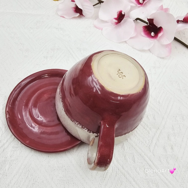 Filiżanka kot ceramiczna z karmelowym kotem w środku i ze spodkiem w kolorach bordo i beżowych fioletowych przenikające się prezent dla kociarza elegancka filiżanka kot ze zwierzakiem w środku kubek kot karmelowy