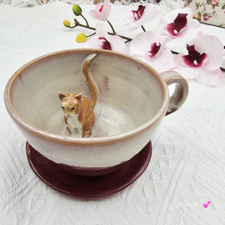Filiżanka kot ceramiczna z karmelowym kotem w środku i ze spodkiem w kolorach bordo i beżowych fioletowych przenikające się prezent dla kociarza elegancka filiżanka kot ze zwierzakiem w środku kubek kot karmelowy