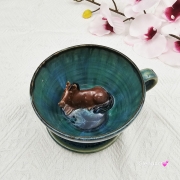 Ceramika filiżanka ceramiczna z gniadym koń ceramiczna ze spodkiem i figurką gniadego konia wewnątrz filiżanki ręcznie toczona i malowana w kolorze zieleni niebieskiego kubek z koniem koń w filiżance filiżanka z koniem turkusowe jeziorko