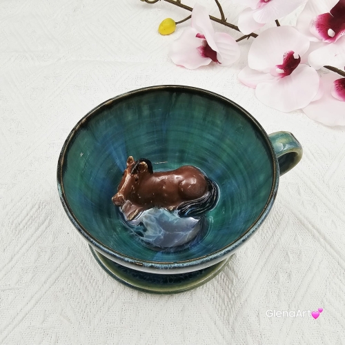 Ceramika filiżanka ceramiczna z gniadym koń ceramiczna ze spodkiem i figurką gniadego konia wewnątrz filiżanki ręcznie toczona i malowana w kolorze zieleni niebieskiego kubek z koniem koń w filiżance filiżanka z koniem turkusowe jeziorko