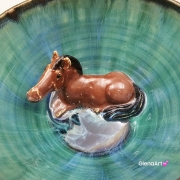 Ceramika filiżanka ceramiczna z gniadym koń ceramiczna ze spodkiem i figurką gniadego konia wewnątrz filiżanki ręcznie toczona i malowana w kolorze zieleni niebieskiego kubek z koniem koń w filiżance filiżanka z koniem turkusowe jeziorko