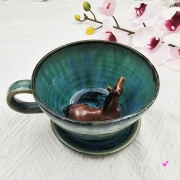Ceramika filiżanka ceramiczna z gniadym koń ceramiczna ze spodkiem i figurką gniadego konia wewnątrz filiżanki ręcznie toczona i malowana w kolorze zieleni niebieskiego kubek z koniem koń w filiżance filiżanka z koniem turkusowe jeziorko