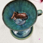 Ceramika filiżanka ceramiczna z gniadym koń ceramiczna ze spodkiem i figurką gniadego konia wewnątrz filiżanki ręcznie toczona i malowana w kolorze zieleni niebieskiego kubek z koniem koń w filiżance filiżanka z koniem turkusowe jeziorko