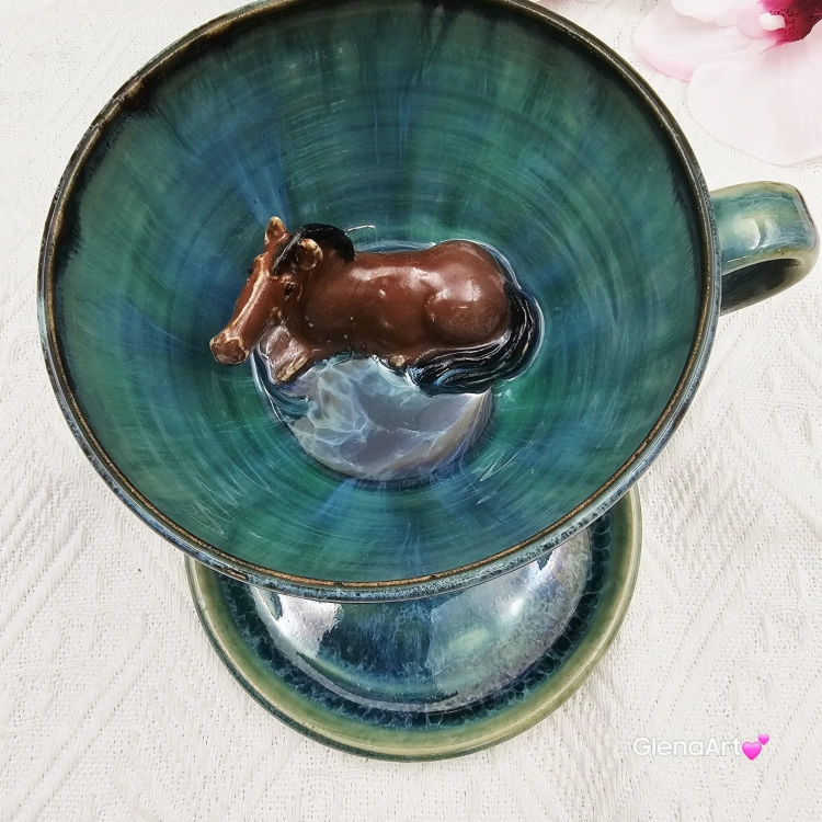 Ceramika filiżanka ceramiczna z gniadym koń ceramiczna ze spodkiem i figurką gniadego konia wewnątrz filiżanki ręcznie toczona i malowana w kolorze zieleni niebieskiego kubek z koniem koń w filiżance filiżanka z koniem turkusowe jeziorko