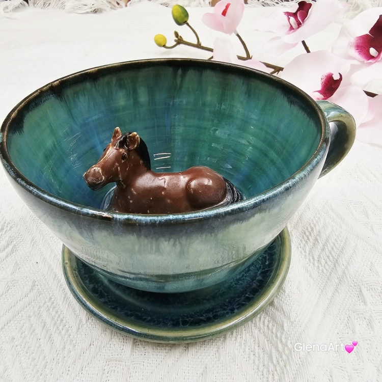 Ceramika filiżanka ceramiczna z gniadym koń ceramiczna ze spodkiem i figurką gniadego konia wewnątrz filiżanki ręcznie toczona i malowana w kolorze zieleni niebieskiego kubek z koniem koń w filiżance filiżanka z koniem turkusowe jeziorko