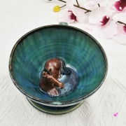 Ceramika filiżanka ceramiczna z gniadym koń ceramiczna ze spodkiem i figurką gniadego konia wewnątrz filiżanki ręcznie toczona i malowana w kolorze zieleni niebieskiego kubek z koniem koń w filiżance filiżanka z koniem turkusowe jeziorko