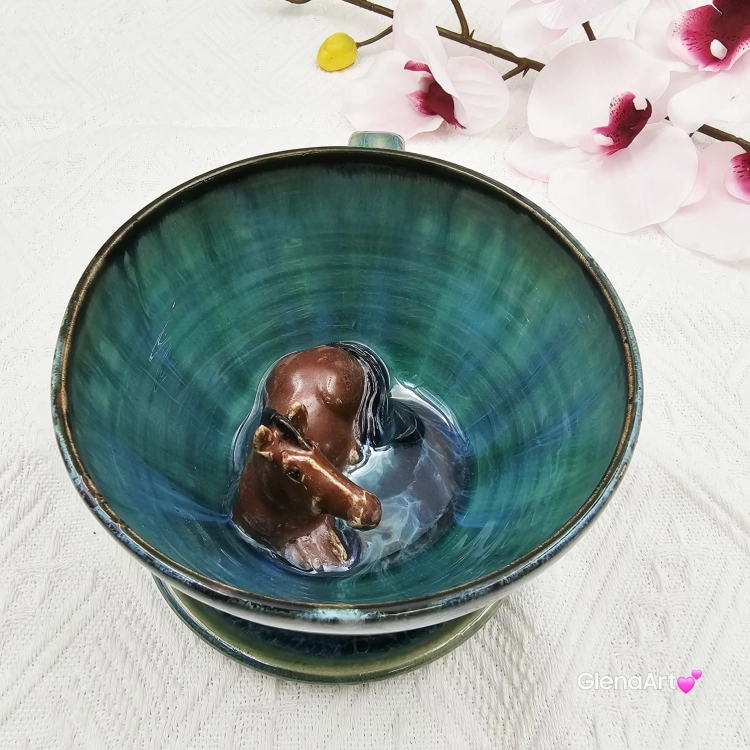 Ceramika filiżanka ceramiczna z gniadym koń ceramiczna ze spodkiem i figurką gniadego konia wewnątrz filiżanki ręcznie toczona i malowana w kolorze zieleni niebieskiego kubek z koniem koń w filiżance filiżanka z koniem turkusowe jeziorko