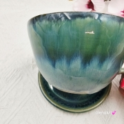 Ceramika filiżanka ceramiczna z gniadym koń ceramiczna ze spodkiem i figurką gniadego konia wewnątrz filiżanki ręcznie toczona i malowana w kolorze zieleni niebieskiego kubek z koniem koń w filiżance filiżanka z koniem turkusowe jeziorko