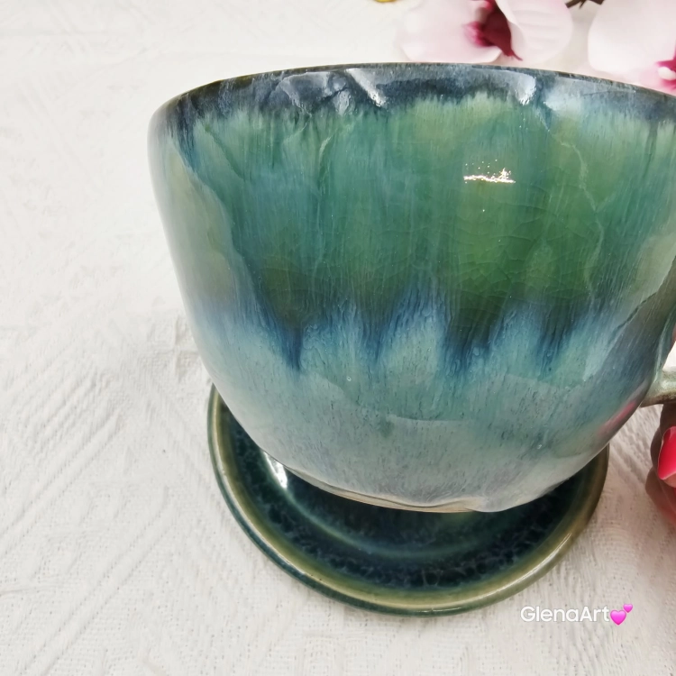 Ceramika filiżanka ceramiczna z gniadym koń ceramiczna ze spodkiem i figurką gniadego konia wewnątrz filiżanki ręcznie toczona i malowana w kolorze zieleni niebieskiego kubek z koniem koń w filiżance filiżanka z koniem turkusowe jeziorko