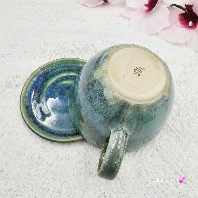 Ceramika filiżanka ceramiczna z gniadym koń ceramiczna ze spodkiem i figurką gniadego konia wewnątrz filiżanki ręcznie toczona i malowana w kolorze zieleni niebieskiego kubek z koniem koń w filiżance filiżanka z koniem turkusowe jeziorko