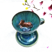 Ceramika filiżanka ceramiczna z gniadym koń ceramiczna ze spodkiem i figurką gniadego konia wewnątrz filiżanki ręcznie toczona i malowana w kolorze zieleni niebieskiego kubek z koniem koń w filiżance filiżanka z koniem turkusowe jeziorko