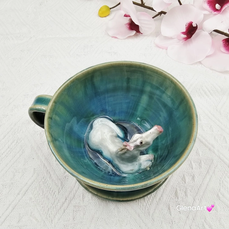 Filiżanka siwy koń ceramiczna ze spodkiem i koniem siwym w środku ręcznie toczona i malowana w kolorze turkusowego jeziorka ze spodkiem prezent dla koniarza w kolorze turkusowego jeziorka kubek koń z koniem