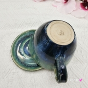 Filiżanka siwy koń ceramiczna ze spodkiem i koniem siwym w środku ręcznie toczona i malowana w kolorze turkusowego jeziorka ze spodkiem prezent dla koniarza w kolorze turkusowego jeziorka kubek koń z koniem