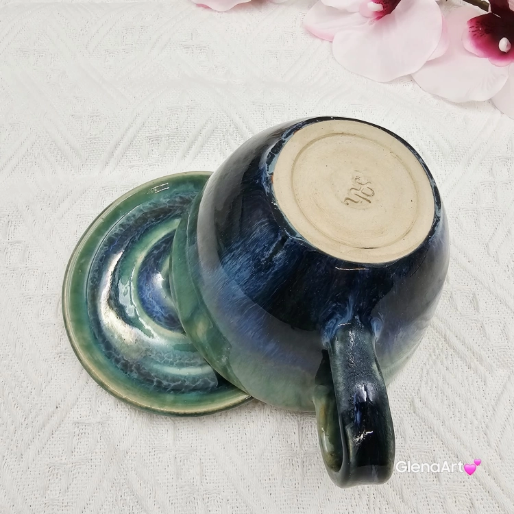 Filiżanka siwy koń ceramiczna ze spodkiem i koniem siwym w środku ręcznie toczona i malowana w kolorze turkusowego jeziorka ze spodkiem prezent dla koniarza w kolorze turkusowego jeziorka kubek koń z koniem