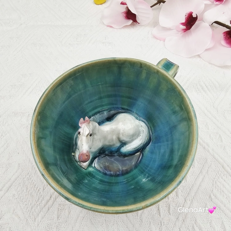 Filiżanka siwy koń ceramiczna ze spodkiem i koniem siwym w środku ręcznie toczona i malowana w kolorze turkusowego jeziorka ze spodkiem prezent dla koniarza w kolorze turkusowego jeziorka kubek koń z koniem