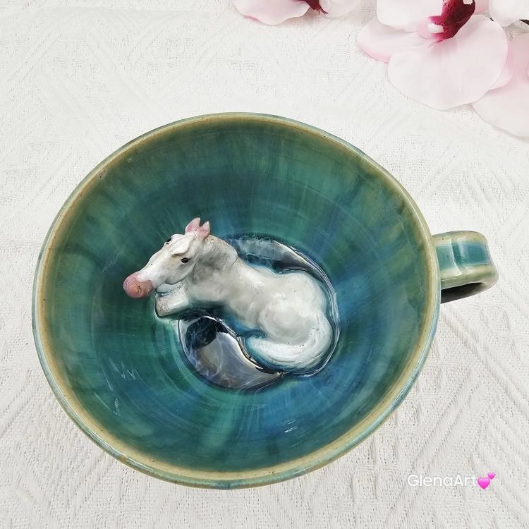 Filiżanka siwy koń ceramiczna ze spodkiem i koniem siwym w środku ręcznie toczona i malowana w kolorze turkusowego jeziorka ze spodkiem prezent dla koniarza w kolorze turkusowego jeziorka kubek koń z koniem