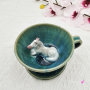 Filiżanka siwy koń ceramiczna ze spodkiem i koniem siwym w środku ręcznie toczona i malowana w kolorze turkusowego jeziorka ze spodkiem prezent dla koniarza w kolorze turkusowego jeziorka kubek koń z koniem