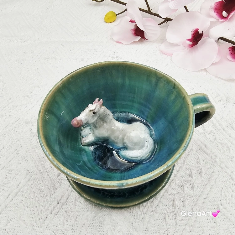 Filiżanka siwy koń ceramiczna ze spodkiem i koniem siwym w środku ręcznie toczona i malowana w kolorze turkusowego jeziorka ze spodkiem prezent dla koniarza w kolorze turkusowego jeziorka kubek koń z koniem