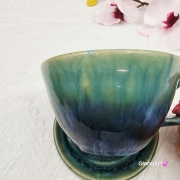 Filiżanka siwy koń ceramiczna ze spodkiem i koniem siwym w środku ręcznie toczona i malowana w kolorze turkusowego jeziorka ze spodkiem prezent dla koniarza w kolorze turkusowego jeziorka kubek koń z koniem