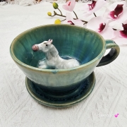 Filiżanka siwy koń ceramiczna ze spodkiem i koniem siwym w środku ręcznie toczona i malowana w kolorze turkusowego jeziorka ze spodkiem prezent dla koniarza w kolorze turkusowego jeziorka kubek koń z koniem