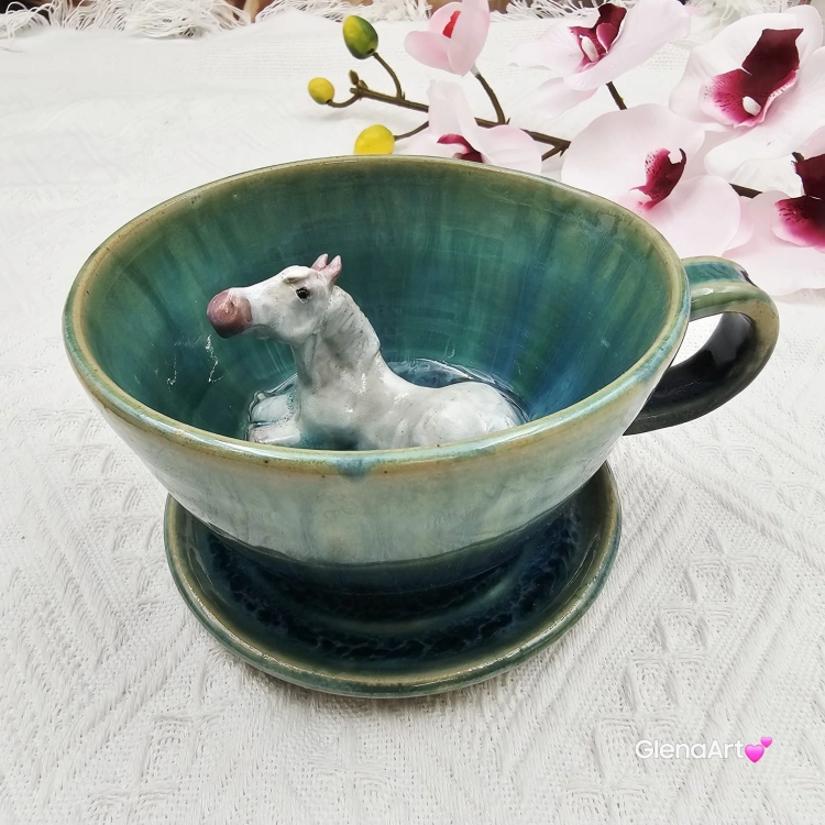 Filiżanka siwy koń ceramiczna ze spodkiem i koniem siwym w środku ręcznie toczona i malowana w kolorze turkusowego jeziorka ze spodkiem prezent dla koniarza w kolorze turkusowego jeziorka kubek koń z koniem