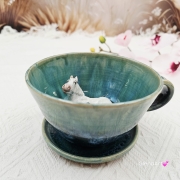 Filiżanka siwy srokaty koń ceramiczna ze spodkiem i koniem siwym srokatym w środku ręcznie toczona i malowana w kolorze turkusowego jeziorka ze spodkiem prezent dla koniarza w kolorze turkusowego jeziorka kubek koń z koniem srokatym