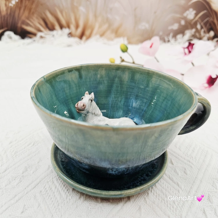 Filiżanka siwy srokaty koń ceramiczna ze spodkiem i koniem siwym srokatym w środku ręcznie toczona i malowana w kolorze turkusowego jeziorka ze spodkiem prezent dla koniarza w kolorze turkusowego jeziorka kubek koń z koniem srokatym
