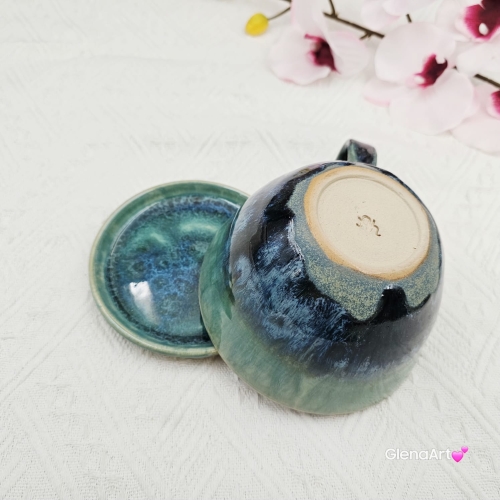 Filiżanka siwy srokaty koń ceramiczna ze spodkiem i koniem siwym srokatym w środku ręcznie toczona i malowana w kolorze turkusowego jeziorka ze spodkiem prezent dla koniarza w kolorze turkusowego jeziorka kubek koń z koniem srokatym