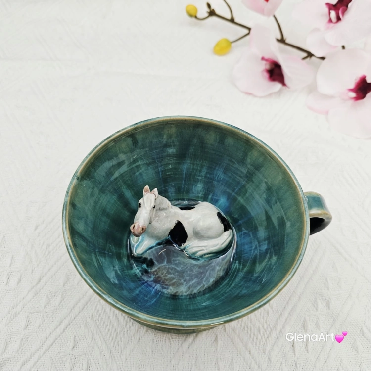Filiżanka siwy srokaty koń ceramiczna ze spodkiem i koniem siwym srokatym w środku ręcznie toczona i malowana w kolorze turkusowego jeziorka ze spodkiem prezent dla koniarza w kolorze turkusowego jeziorka kubek koń z koniem srokatym