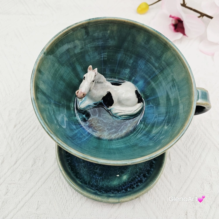 Filiżanka siwy srokaty koń ceramiczna ze spodkiem i koniem siwym srokatym w środku ręcznie toczona i malowana w kolorze turkusowego jeziorka ze spodkiem prezent dla koniarza w kolorze turkusowego jeziorka kubek koń z koniem srokatym