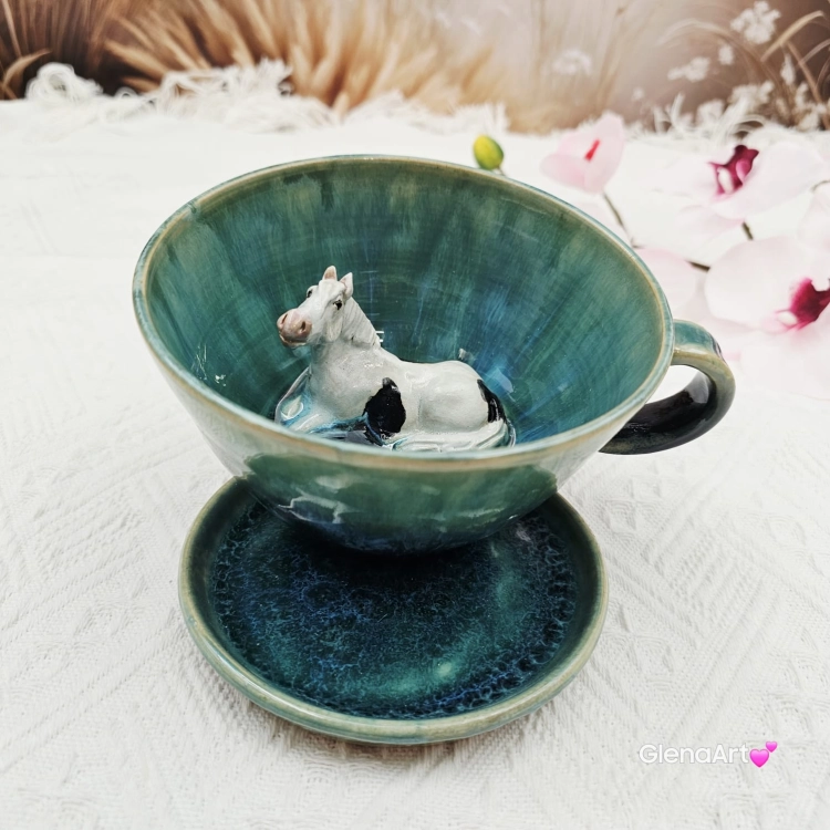 Filiżanka siwy srokaty koń ceramiczna ze spodkiem i koniem siwym srokatym w środku ręcznie toczona i malowana w kolorze turkusowego jeziorka ze spodkiem prezent dla koniarza w kolorze turkusowego jeziorka kubek koń z koniem srokatym