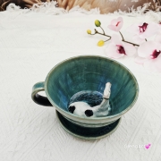 Filiżanka siwy srokaty koń ceramiczna ze spodkiem i koniem siwym srokatym w środku ręcznie toczona i malowana w kolorze turkusowego jeziorka ze spodkiem prezent dla koniarza w kolorze turkusowego jeziorka kubek koń z koniem srokatym