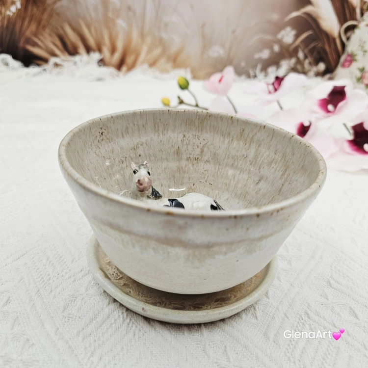 Filiżanka koń ceramiczna ze spodkiem i koniem siwym srokatym w środku ręcznie toczona i malowana w koń ze spodkiem prezent dla koniarza w kolorze beżu i ecru przenikającym się kubek z koniem koń siwy