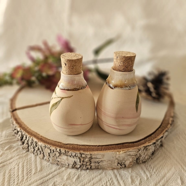 Zestaw ceramiczny - Sól i pieprz z zatyczkami z korka sypane od góry ręcznie toczone i malowane